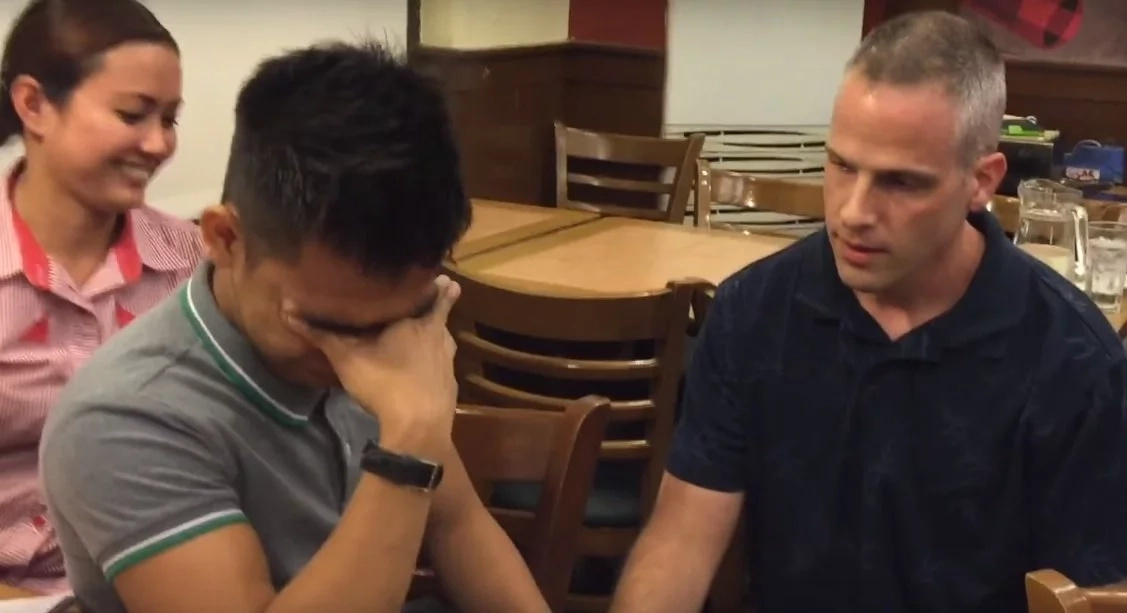 Love wins! American proposes to Pinoy in magical video Love wins! American proposes to Pinoy in magical video