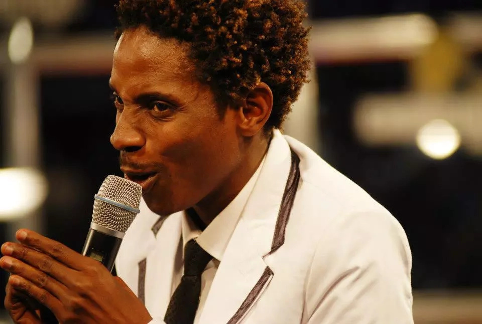 Eric Omondi does an impression of Jomo's wife in killer photo