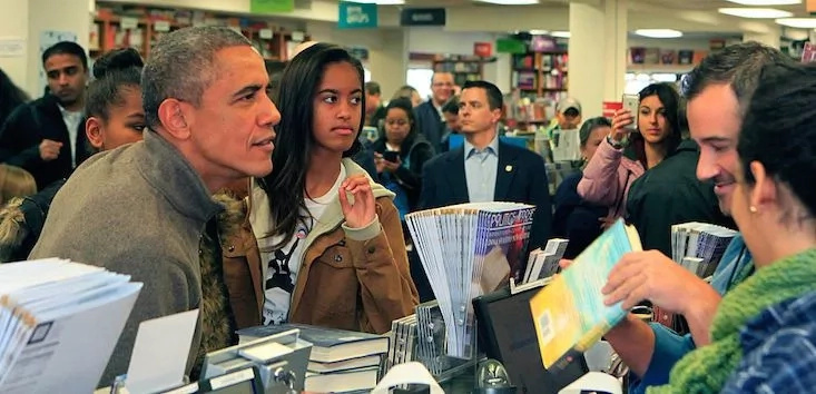 Malia with her dad Barack Obama at a bookstore