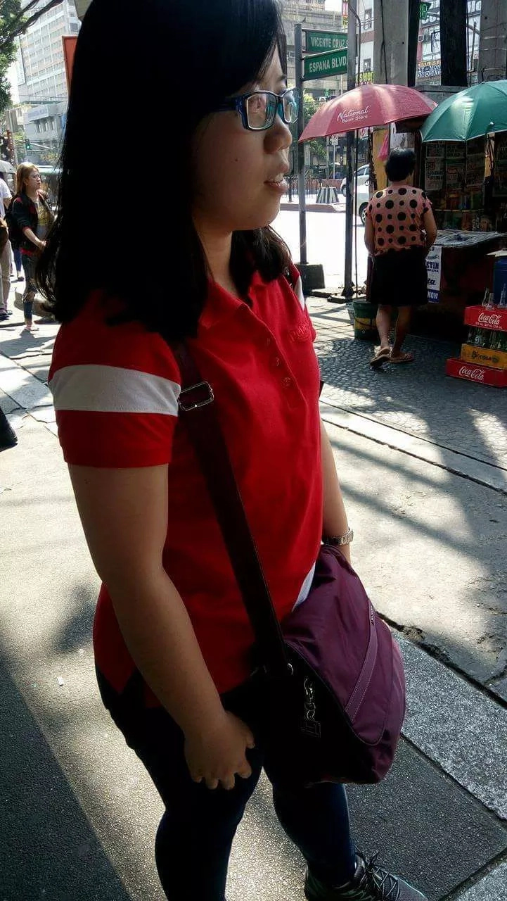 Girl returns wallet to owner Girl returns wallet to owner