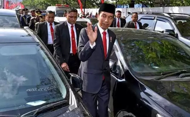 He walked for over 2km as crowds cheered him along the way. Photo: Facebook/President Joko Widodo He walked for over 2km as crowds cheered him along the way. Photo: Facebook/President Joko Widodo