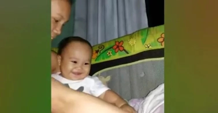 Cute baby made netizens fall in love with his laugh Cute baby made netizens fall in love with his laugh
