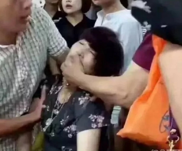 Tourist tried a bracelet on and broke it. She faints after finding out it costed 300,000 yuan. Tourist tried a bracelet on and broke it. She faints after finding out it costed 300,000 yuan.