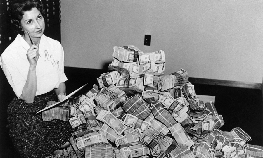 These 10 signs show if the girl is dating you for money! These 10 signs show if the girl is dating you for money!