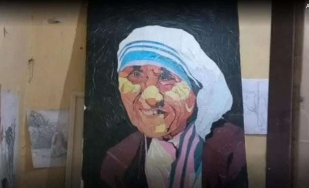 They create paintings from plastic bags. Photo: BBC Africa They create paintings from plastic bags. Photo: BBC Africa