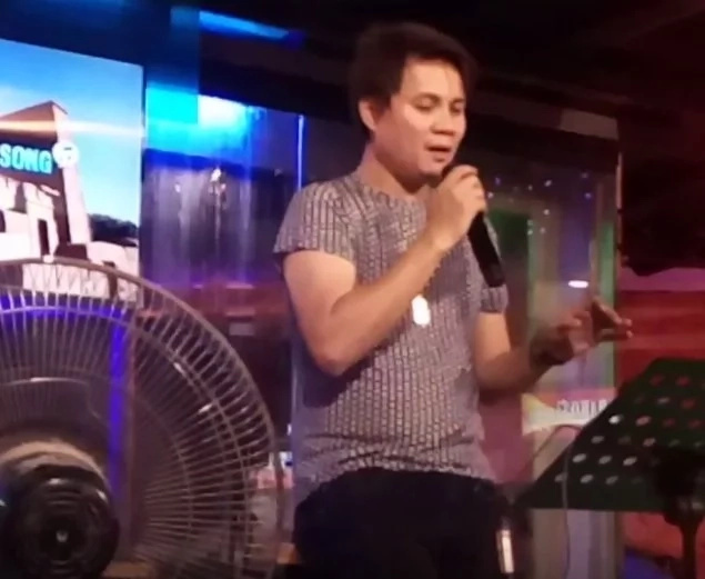 Pinoy singer shows off powerful vocals in an emotional public performance Pinoy singer shows off powerful vocals in an emotional public performance