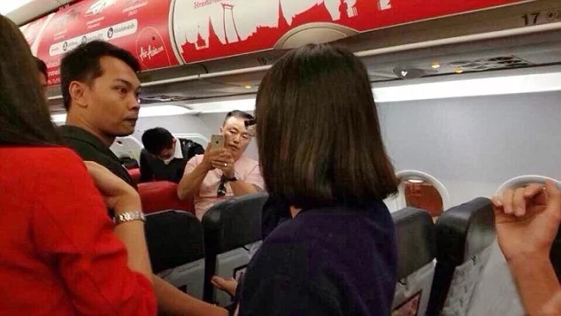Flight attendant cries in pain after having a heated conflict with a passenger. Soon, the plane called for an emergency landing ... Flight attendant cries in pain after having a heated conflict with a passenger. Soon, the plane called for an emergency landing ...