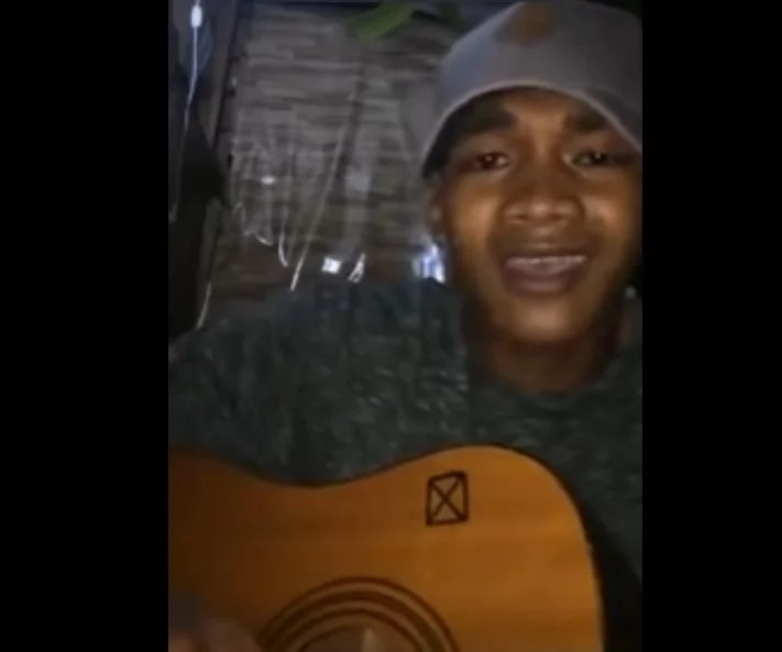 Talented Pinoy wows netizens with emotional version of 'Can't Help Falling in Love' Talented Pinoy wows netizens with emotional version of 'Can't Help Falling in Love'