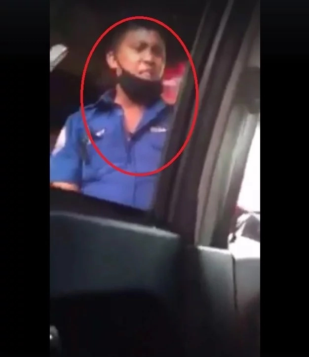 Manila traffic enforcer caught extoring money from motorists Manila traffic enforcer caught extoring money from motorists