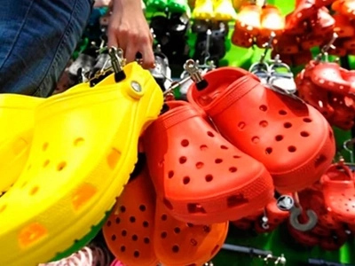 Si tienes éstas sandalias, ¡échalas a la basura DE INMEDIATO! Aquí el porqué