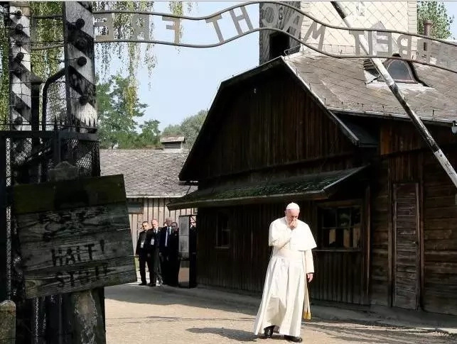 Pope Francis visits former Nazi death camp in Auschwitz Pope Francis visits former Nazi death camp in Auschwitz