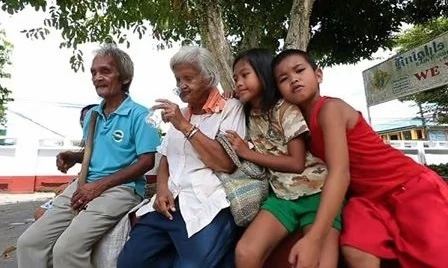 Elderly couple beg for coins amidst disabilities Elderly couple beg for coins amidst disabilities