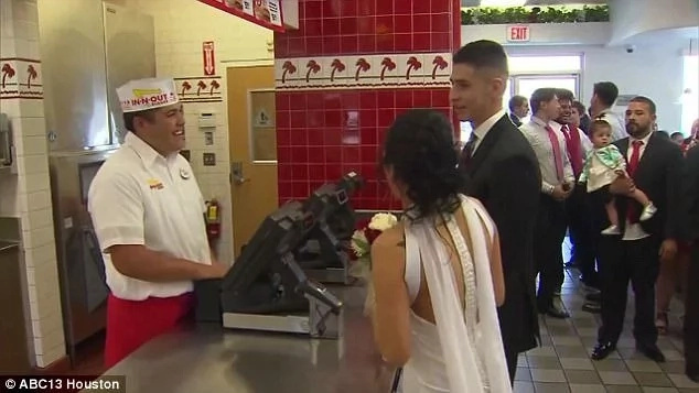 Newlyweds celebrate their marriage with burgers and fries in fast food restaurant (photos) Newlyweds celebrate their marriage with burgers and fries in fast food restaurant (photos)