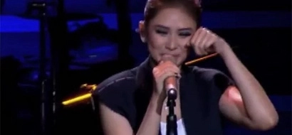Sinong may sala? Sarah G. cries during concert for very ridiculous reasons