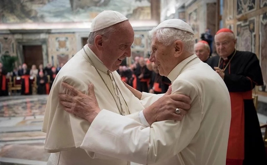 Pope Benedict XVI and Pope Francis exchange praises Pope Benedict XVI and Pope Francis exchange praises