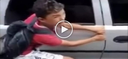 Sobrang brutal naman! Angry victims punish young thief by crushing his fingers with car door