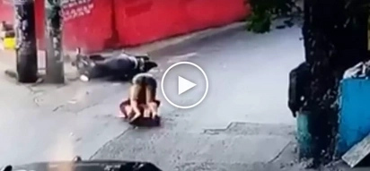 Sobrang sakit nun! Reckless Pinoy motorcycle rider violently crashes into electric post in Quezon City