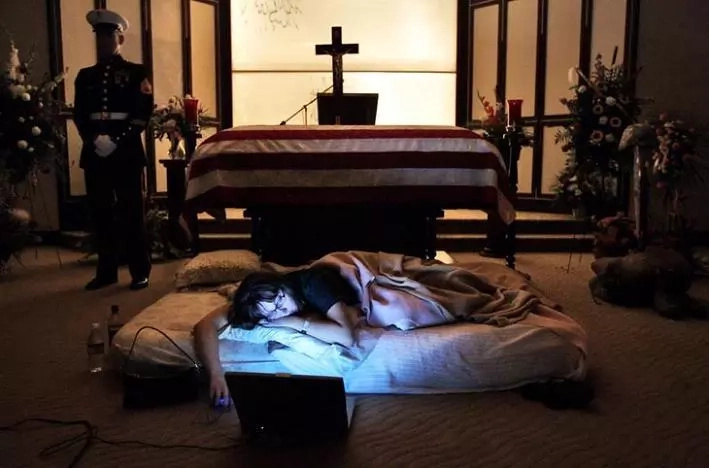 Pregnant Wife Pushes Her Belly Into Her Husband’s Coffin Pregnant Wife Pushes Her Belly Into Her Husband’s Coffin