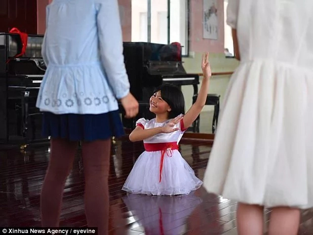 Little ballet dancer with no legs makes the performance of a lifetime Little ballet dancer with no legs makes the performance of a lifetime