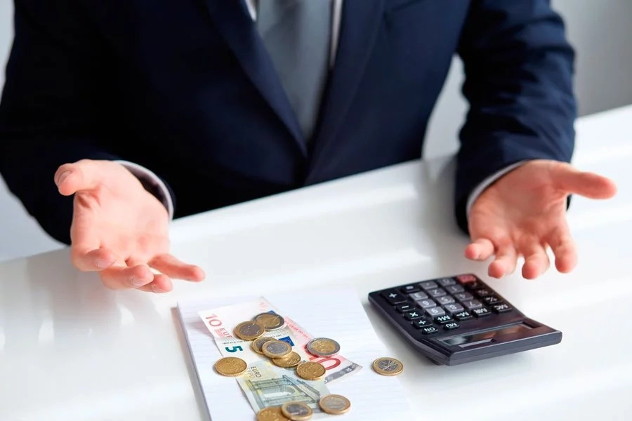 These 10 signs show if the girl is dating you for money! These 10 signs show if the girl is dating you for money!