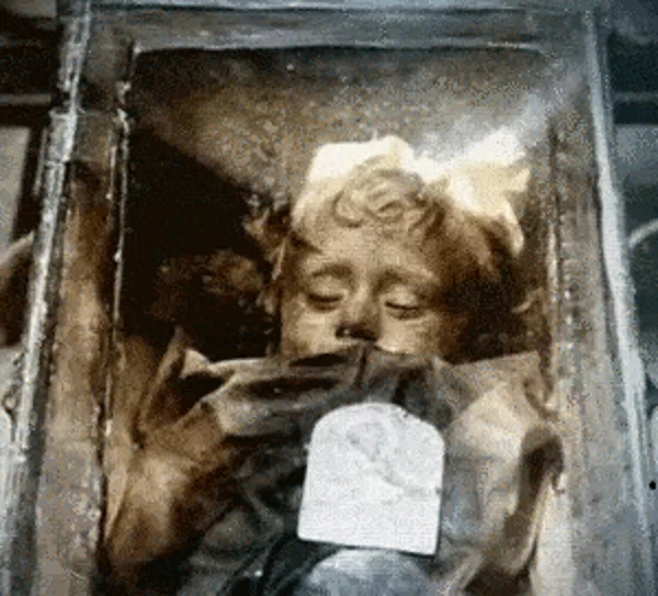The Sleeping Beauty: This girl died 100 years ago, but she still looks so much alive The Sleeping Beauty: This girl died 100 years ago, but she still looks so much alive