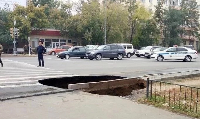 A 4-year-old child and her grandmother were swallowed by a giant sinkhole A 4-year-old child and her grandmother were swallowed by a giant sinkhole