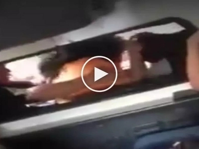 Mga babaeng palaban! 2 Furious Pinay commuters get into violent physical fight inside UV express
