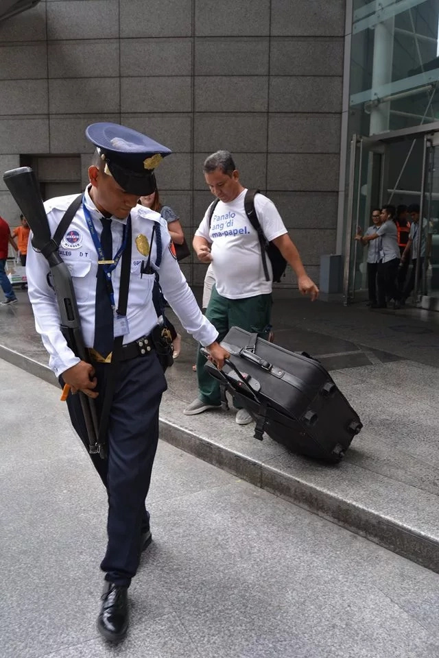 "I salute this survivor." This half-paralyzed vendor inspired netizen on being hardworking despite disability. "I salute this survivor." This half-paralyzed vendor inspired netizen on being hardworking despite disability.