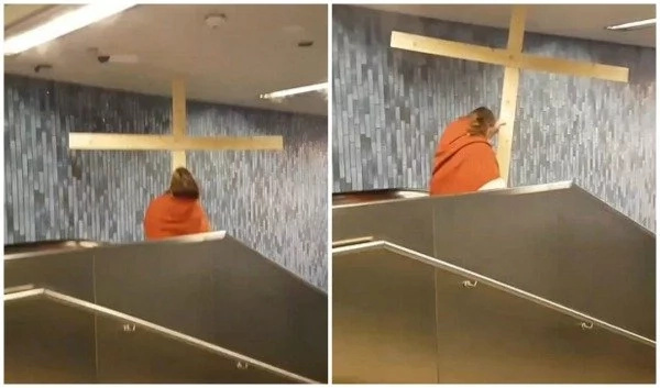 Funny moment as man dressed as Jesus gets his cross STUCK in the ceiling (photos, video) Funny moment as man dressed as Jesus gets his cross STUCK in the ceiling (photos, video)