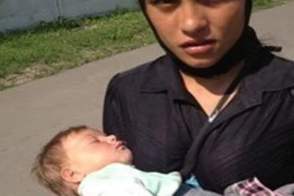 This woman uses someone's child for begging This woman uses someone's child for begging