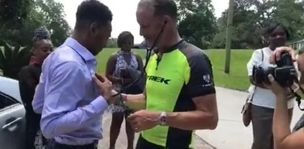 Father bikes 1,400 miles by bike to meet daughter’s heart recipient, listens as daughter’s heart beats inside somebody else Father bikes 1,400 miles by bike to meet daughter’s heart recipient, listens as daughter’s heart beats inside somebody else