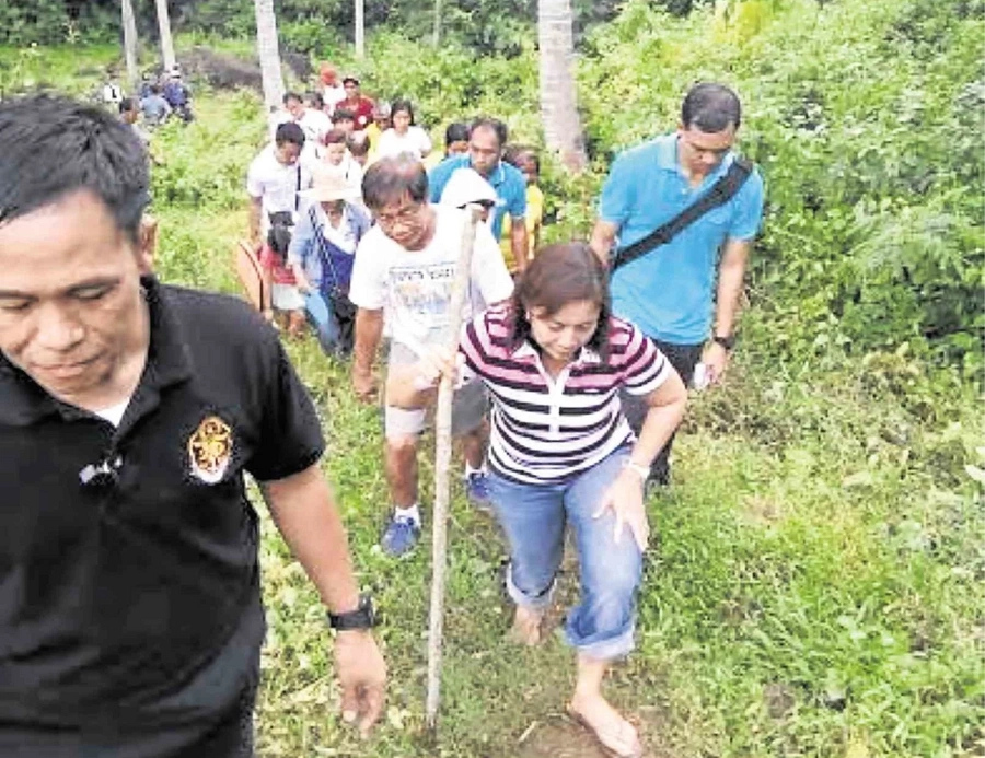 VP Leni Robredo hikes to reach out to 'laylayan' VP Leni Robredo hikes to reach out to 'laylayan'