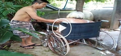 Emotional netizens applaud Pinoy caught on camera affectionately giving his old mother a bath