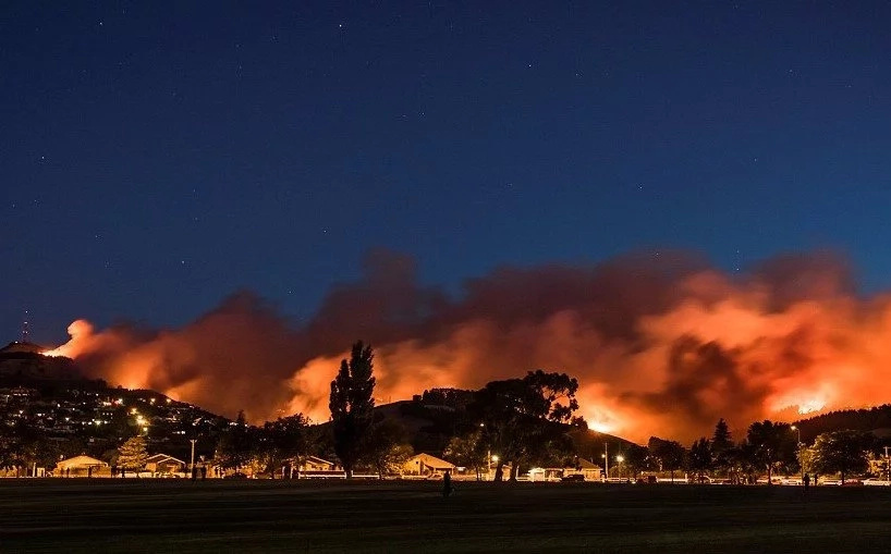 Impacting photos! Powerful fire destroys CHRISTCHURCH and forces thousands to flee for their lives