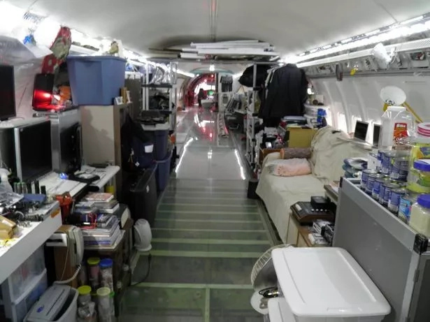 Unique home! Man lives in own Boeing 727 in the middle of the woods (photos)