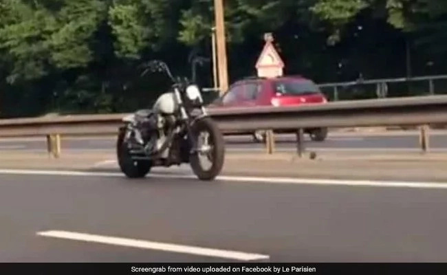 Driving along the high way doesn’t always have to be boring. Bike without a rider leaves everyone in disbelief (video) Driving along the high way doesn’t always have to be boring. Bike without a rider leaves everyone in disbelief (video)