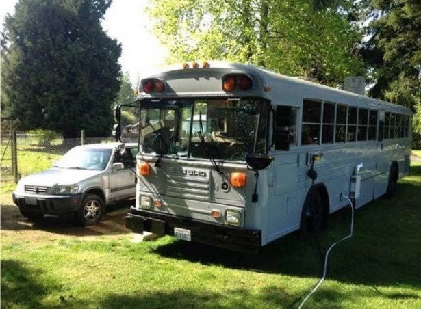 Family convert old school BUS into comfortable house for their 3 kids (see photos, video)