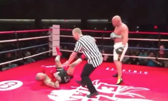 Former UFC Champion Knocks A Fighter Out With One Arm Taped To Body Former UFC Champion Knocks A Fighter Out With One Arm Taped To Body