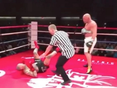 Former UFC Champion Knocks A Fighter Out With One Arm Taped To Body