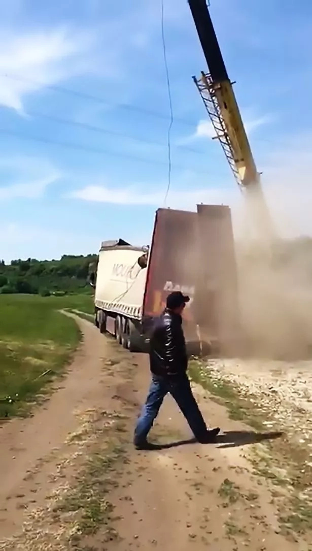 A heavy metal container crashed down onto the back of a truck while a man was inside. As it turned out, a miracle happened and he survived! A heavy metal container crashed down onto the back of a truck while a man was inside. As it turned out, a miracle happened and he survived!