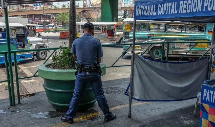 Policeman Caught Wizzing in Public Gone Viral Again Policeman Caught Wizzing in Public Gone Viral Again