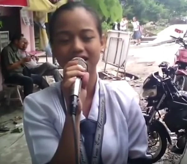 She grabbed the microphone and everyone was stunned! Pinay singer went viral after this amazing performance She grabbed the microphone and everyone was stunned! Pinay singer went viral after this amazing performance