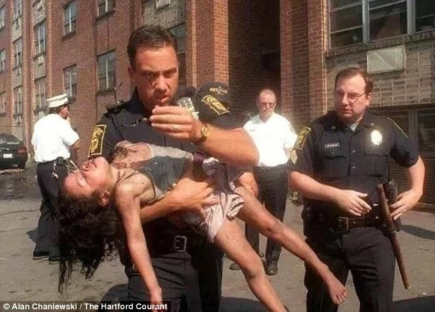 Cop saved a 5-year-old girl from a burning building. 19 years later, he attends her graduation Cop saved a 5-year-old girl from a burning building. 19 years later, he attends her graduation