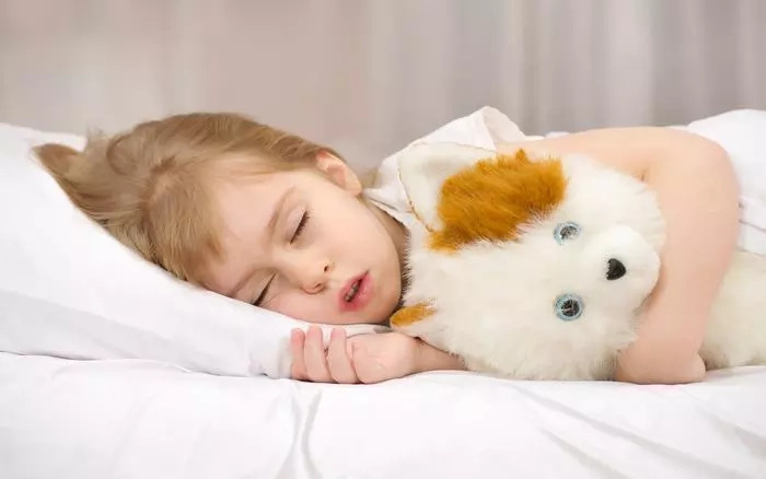 A robber was after girl's toys. Camera revealed a shocking truth A robber was after girl's toys. Camera revealed a shocking truth