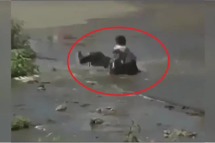 Student escapes from muddy splash from passing vehicle but accidentally slipped Student escapes from muddy splash from passing vehicle but accidentally slipped