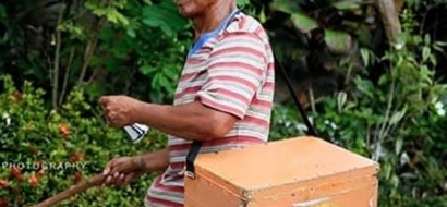This BLIND 62-year old who sells ice and balut will inspire you