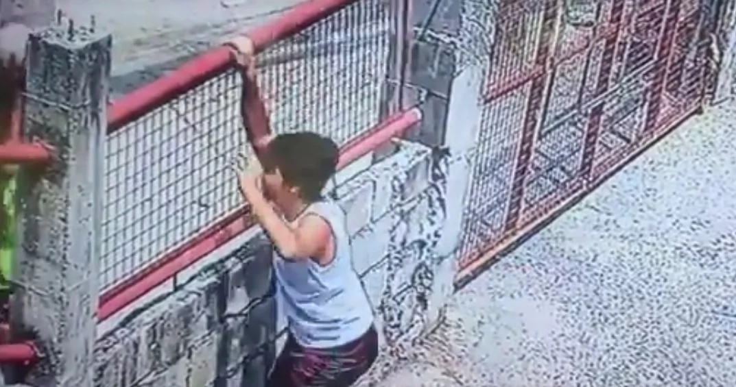 Nagulat ako dun! Netizens expressed reactions on two Pinoys caught playing volleyball with a shocking twist Nagulat ako dun! Netizens expressed reactions on two Pinoys caught playing volleyball with a shocking twist