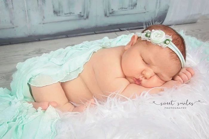 Mother gave birth to a 13.5 lbs (6kg) baby. The baby's so big that she felt like a toddler is coming out of her belly! Mother gave birth to a 13.5 lbs (6kg) baby. The baby's so big that she felt like a toddler is coming out of her belly!