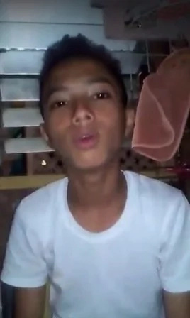 Viral boy issues apology after controversial 'middle finger' selfie Viral boy issues apology after controversial 'middle finger' selfie