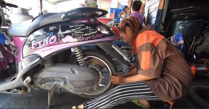 MISS MECHANIC: Viral Young Lady Mechanic MISS MECHANIC: Viral Young Lady Mechanic